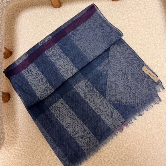 100% Authentic Burberry lightweight cashmere blend scarf delicate - Picture 5 of 8